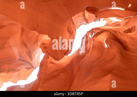 Travi luminose e pareti di arenaria fluenti nell'Antelope Canyon, Arizona, Stati Uniti Foto Stock