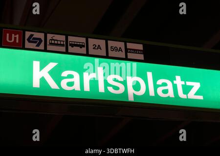 U-Bahn, stazione U4 Karlsplatz, Wien, Österreich // metropolitana, stazione U4 Karlsplatz, Vienna, Austria - 20251215 PD14738 Foto Stock