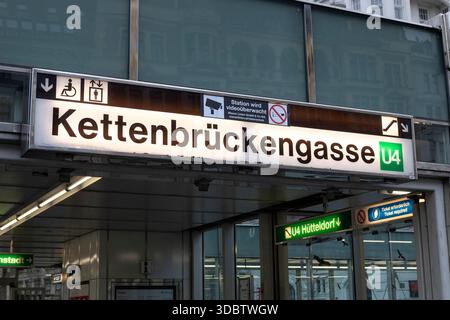 U-Bahn, stazione U4 Kettenbrückengasse, Wien, Österreich // metropolitana, stazione U4 Kettenbrückengasse, Vienna, Austria - 20251215 PD14740 Foto Stock