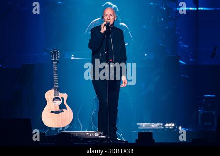 Midge Ure Live bei der 40. La notte dei Proms 2025 a der Messehalle. Erfurt, 16.12.2025 Foto Stock