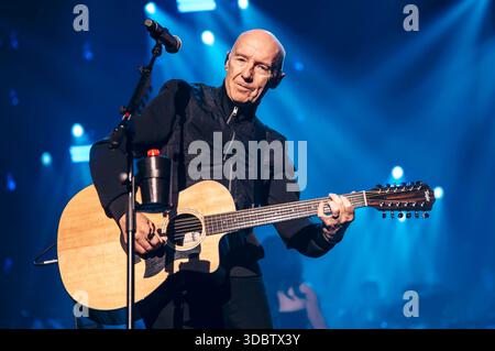 Midge Ure Live bei der 40. La notte dei Proms 2025 a der Messehalle. Erfurt, 16.12.2025 Foto Stock