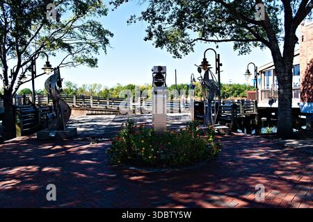 Wilmington, North Carolina - 17 ottobre 2025: Il Claude Howell Park sul fiume Cape Fear, nel centro storico di Wilmington, onora il collegamento della città con il Foto Stock