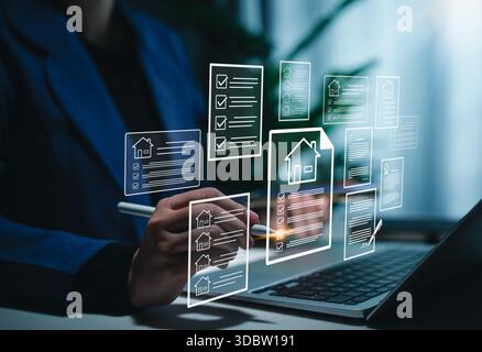 Elenco di controllo immobiliare e concetto di gestione immobiliare. Persona che lavora con icone di case e liste di controllo, gestione immobiliare, valutazione Foto Stock