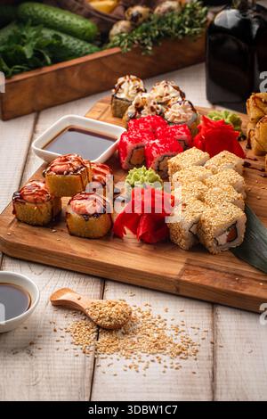 Ampia scelta di sushi roll assortiti Foto Stock