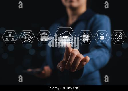 Concetto di piattaforma SaaS (software as a Service). L'utente interagisce con le icone della tecnologia cloud, simboleggiando la trasformazione digitale, la distribuzione di software, Foto Stock