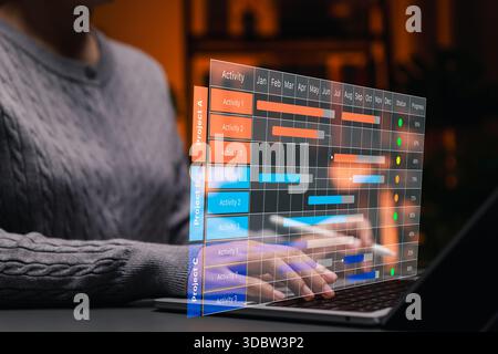 Pianificazione del progetto e concetto di gestione delle attività. Persona che utilizza un'interfaccia grafica digitale di Gantt sul laptop per tenere traccia di tempistiche, attività e p Foto Stock