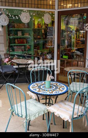 Piccolo tavolo e sedie sulla strada fuori da un caffè in stile bohémien a Ryde sull'isola di wight nel Regno Unito Foto Stock