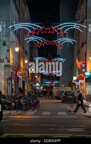 Parigi - Francia, Francia - 12 16 2025: Parigi per la notte di Natale. Vista di una strada decorata per natale di notte Foto Stock