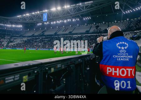 Torino, Italia: 17 dicembre 2025 - Vista generale all'interno dello Stadio Juventus, durante Juventus contro Manchester United, UEFA Women's Champions League. Foto Stock