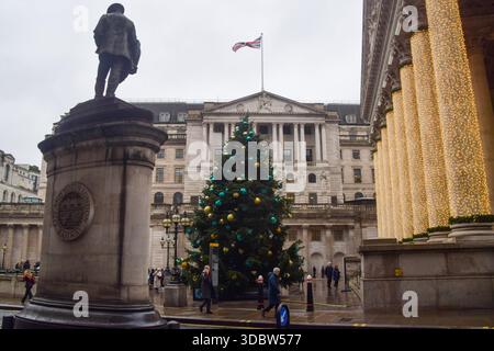 Londra, Regno Unito. 18 dicembre 2025. Visione generale della Banca d'Inghilterra e di un albero di Natale prima di una prevista decisione di riduzione del tasso di interesse. Credito: SOPA Images Limited/Alamy Live News Foto Stock