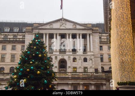 Londra, Regno Unito. 18 dicembre 2025. Visione generale della Banca d'Inghilterra e di un albero di Natale prima di una prevista decisione di riduzione del tasso di interesse. (Foto di Vuk Valcic/SOPA Images/Sipa USA) credito: SIPA USA/Alamy Live News Foto Stock