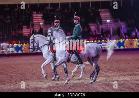 Excel Londra, Regno Unito. 18 dicembre 2025. I bellissimi cavalli Lipizzaner, in Spirit of the Horses, patrimonio della cultura equestre ungherese alimentato dal Granatiere di Ineos. Questa straordinaria vetrina celebra il talento dei cavalli Lipizzaner ungheresi, frutto di secoli di tradizioni ungheresi di allevamento e di equitazione. Con un mix di dressage classico, acrobazie dal vivo e azione in costume nello spettacolo.18 - 22 dicembre 2025 Credit: Paul Quezada-Neiman/Alamy Live News Foto Stock