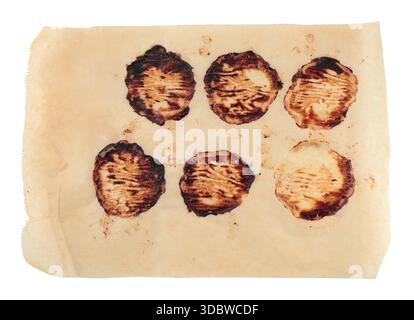 Foglio di pergamena da cucina con macchie di polpa di carne al forno, isolato su sfondo trasparente. Consistenza di cottura realistica per la progettazione di alimenti, mockup di ricette, Foto Stock