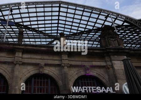 Colonia, Germania. 18 dicembre 2025. Vista sulla sede dell'evento "Wartesaal". Dieci anni fa, il 31 ottobre 2015, la vigilia di Capodanno a Colonia scosse il senso generale della sicurezza. Crediti: Rolf Vennenbernd/dpa/Alamy Live News Foto Stock