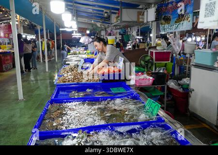 Venditore di pesce al mercato LAN Pho Na Kluea di Pattaya, Thailandia, vivace mercato del pesce locale con pesce fresco e autentica cultura tailandese Foto Stock