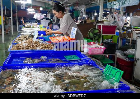 Venditore di pesce al mercato LAN Pho Na Kluea di Pattaya, Thailandia, vivace mercato del pesce locale con pesce fresco e autentica cultura tailandese Foto Stock