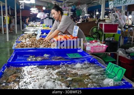 Venditore di pesce al mercato LAN Pho Na Kluea di Pattaya, Thailandia, vivace mercato del pesce locale con pesce fresco e autentica cultura tailandese Foto Stock