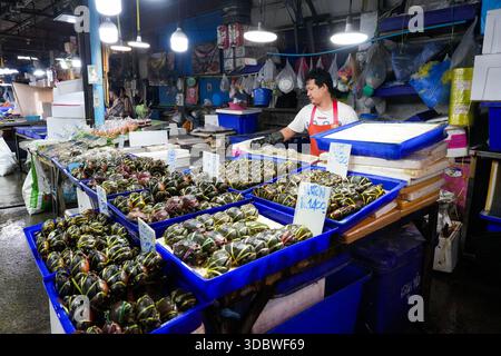 Venditore di pesce al mercato LAN Pho Na Kluea di Pattaya, Thailandia, vivace mercato del pesce locale con pesce fresco e autentica cultura tailandese Foto Stock