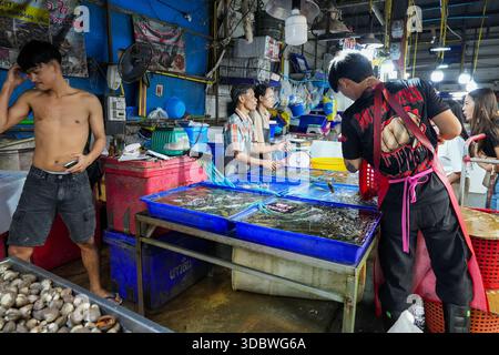 Venditore di pesce al mercato LAN Pho Na Kluea di Pattaya, Thailandia, vivace mercato del pesce locale con pesce fresco e autentica cultura tailandese Foto Stock