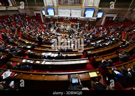 Parigi, Francia. 16 dicembre 2025. Assemblea Nazionale a Parigi - interrogazioni al governo, 16 dicembre 2025. A Parigi, in Francia. (Foto di Lionel Urman/Sipa USA) credito: SIPA USA/Alamy Live News Foto Stock