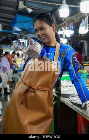 Venditore di pesce al mercato LAN Pho Na Kluea di Pattaya, Thailandia, vivace mercato del pesce locale con pesce fresco e autentica cultura tailandese Foto Stock