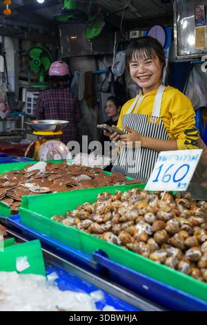 Venditore di pesce al mercato LAN Pho Na Kluea di Pattaya, Thailandia, vivace mercato del pesce locale con pesce fresco e autentica cultura tailandese Foto Stock