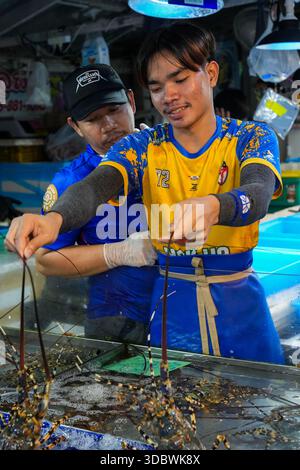 Venditore di pesce al mercato LAN Pho Na Kluea di Pattaya, Thailandia, vivace mercato del pesce locale con pesce fresco e autentica cultura tailandese Foto Stock