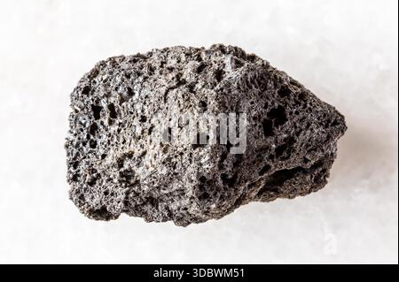 Assaggio di roccia pomice ruvida su sfondo di marmo bianco da vicino dalla Sicilia, Italia Foto Stock
