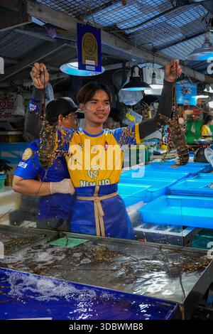 Venditore di pesce al mercato LAN Pho Na Kluea di Pattaya, Thailandia, vivace mercato del pesce locale con pesce fresco e autentica cultura tailandese Foto Stock