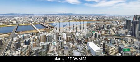 Osaka, Giappone - 31 marzo 2025: Vista panoramica dalla piattaforma dell'osservatorio dell'edificio Omeda Sky a Osaka, Giappone. Architettura moderna Foto Stock