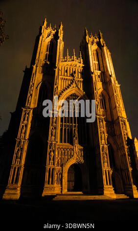 Le magnifiche torri perpendicolari svettanti e il fronte occidentale di Beverley Minster, illuminato in una notte buia, East Yorkshire, Inghilterra. Foto Stock