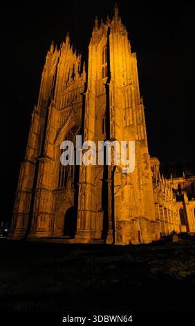 Le magnifiche torri perpendicolari svettanti e il fronte occidentale di Beverley Minster, illuminato in una notte buia, East Yorkshire, Inghilterra. Foto Stock