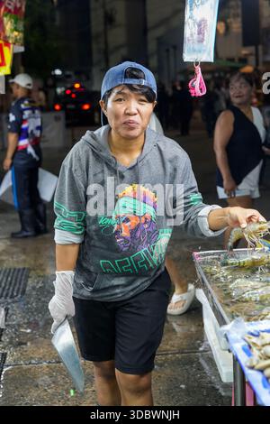 Venditore di pesce al mercato LAN Pho Na Kluea di Pattaya, Thailandia, vivace mercato del pesce locale con pesce fresco e autentica cultura tailandese Foto Stock
