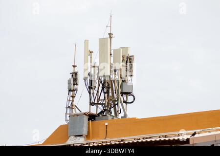 Antenne per telecomunicazioni installate sul tetto dell'edificio Foto Stock