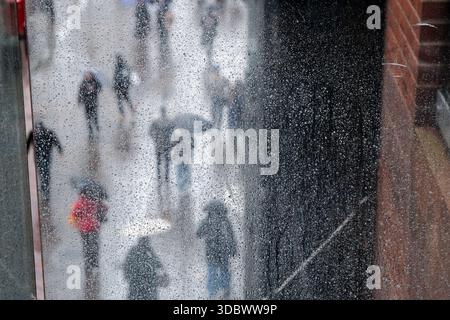 Londra, Regno Unito. 18 dicembre 2025. Meteo nel Regno Unito: Piove a Londra. Crediti: Matthew Chattle/Alamy Live News Foto Stock