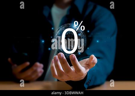 Concetto di sconto, tasso di interesse zero, rata, promozione. Uomo d'affari che mostra un'offerta di sconto pari a zero per l'offerta speciale dei grandi magazzini e la marca Foto Stock