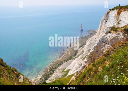 Faro di Beachy Head visto dalla cima delle bianche scogliere in una giornata di sole nell'agosto 2012 Foto Stock