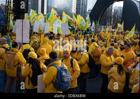 Migliaia di agricoltori provenienti da oltre 40 organizzazioni agricole europee, tra cui il Belgio Boerenbond, marciano dalla stazione di Bruxelles Nord via Wetstraat Foto Stock