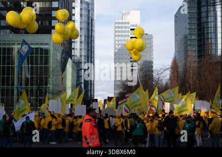 Migliaia di agricoltori provenienti da oltre 40 organizzazioni agricole europee, tra cui il Belgio Boerenbond, marciano dalla stazione di Bruxelles Nord via Wetstraat Foto Stock