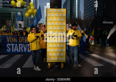 Migliaia di agricoltori provenienti da oltre 40 organizzazioni agricole europee, tra cui il Belgio Boerenbond, marciano dalla stazione di Bruxelles Nord via Wetstraat Foto Stock