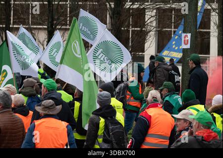 Migliaia di agricoltori provenienti da oltre 40 organizzazioni agricole europee, tra cui il Belgio Boerenbond, marciano dalla stazione di Bruxelles Nord via Wetstraat Foto Stock