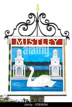 Cartello con il nome del villaggio di Mistley, Mistley, Essex, Inghilterra, Regno Unito Foto Stock