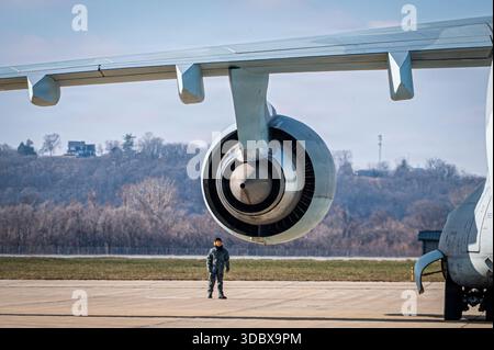 Un manutentore del 402nd Tactical Airlift Squadron della Japan Air Self-Defense Force, osserva l'avviamento del motore di un aereo Kawasaki C-2, pr Foto Stock