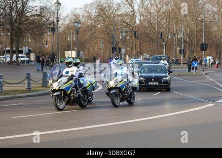 Berlino, Germania, 18st Dez, 2025 scorta motociclistica della polizia per un corteo diplomatico francese in una strada a Berlino. Crediti: Felix Wolf/Alamy Live News Foto Stock
