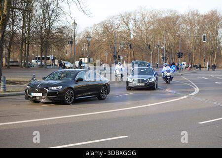 Berlino, Germania, 18st Dez, 2025 scorta motociclistica della polizia per un corteo diplomatico francese in una strada a Berlino. Crediti: Felix Wolf/Alamy Live News Foto Stock