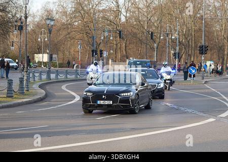 Berlino, Germania, 18st Dez, 2025 scorta motociclistica della polizia per un corteo diplomatico francese in una strada a Berlino. Crediti: Felix Wolf/Alamy Live News Foto Stock
