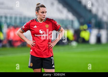 Italia, Torino, Torino, Stadio Allianz. 17 dicembre 2025. Ella Toone del Manchester United Women FC guarda durante la fase UEFA Women's Champions League 2025/26 League - Matchday 6 partita di calcio tra Juventus Women FC e Manchester United Women FC all'Allianz Stadium di Torino crediti: Gonzales Photo/Alamy Live News Foto Stock
