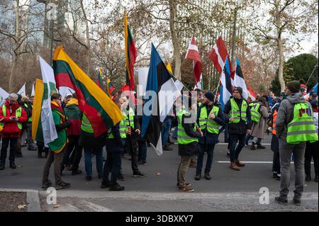 Migliaia di agricoltori di oltre 40 organizzazioni agricole europee, tra cui Belgiums Boerenbond, marciano dalla stazione di Bruxelles Nord via Wetstraat a Place du Luxembourg per protestare contro le restrittive normative agricole dell'UE, i tagli al bilancio della politica agricola comune e gli accordi commerciali sleali prima del processo decisionale chiave dell'UE il 18 dicembre 2025 Bruxelles, Belgio 18 dicembre 2025 Photo Werner Lerooy. Foto Stock