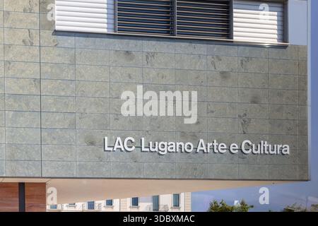 LUGANO, SVIZZERA, 06.20.2025: L'esterno del LAC Lugano Arte e Cultura presenta una moderna facciata in pietra con audaci scritte bianche che riflettono il cultur Foto Stock
