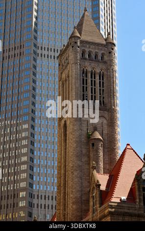 Progettato da Henry Hobson Richardson, lo storico tribunale della contea di Allegheny sorge tra le moderne torri di uffici nel centro di Pittsburgh. Foto Stock